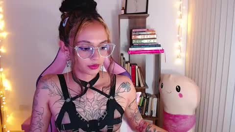 Snapshot of bluee_v chatting on 27, 9, 2025 Im Abril .. Nice to meet you thumb up me please its important INDEPENDENT MODEL online show from 27, 9, 2025