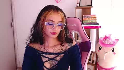 Snapshot of bluee_v chatting on 8, 10, 2025 Im Abril .. Nice to meet you thumb up me please its important INDEPENDENT MODEL online show from 8, 10, 2025