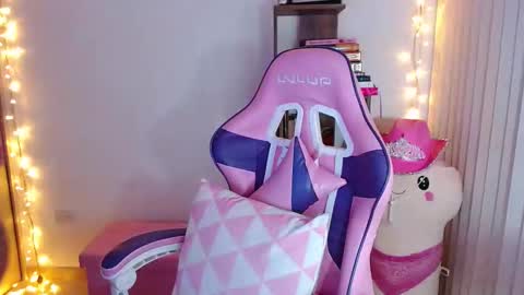 Snapshot of bluee_v chatting on 12, 10, 2025 Im Abril .. Nice to meet you thumb up me please its important INDEPENDENT MODEL online show from 12, 10, 2025