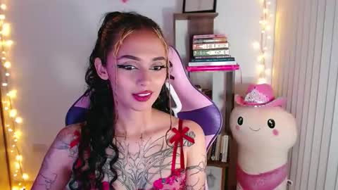 Snapshot of bluee_v chatting on 17, 10, 2025 Im Abril .. Nice to meet you thumb up me please its important INDEPENDENT MODEL online show from 17, 10, 2025