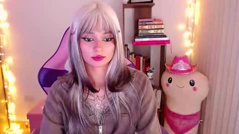 Snapshot of bluee_v chatting on 7, 11, 2025 Im Abril .. Nice to meet you thumb up me please its important INDEPENDENT MODEL online show from 7, 11, 2025