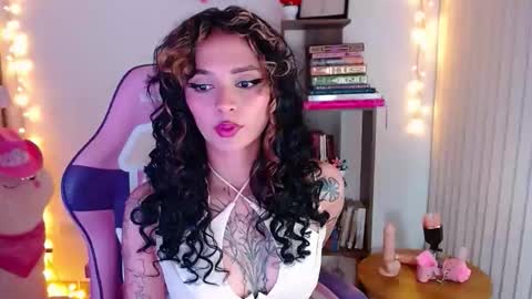 Snapshot of bluee_v chatting on 4, 12, 2025 Im Abril .. Nice to meet you thumb up me please its important INDEPENDENT MODEL online show from 4, 12, 2025