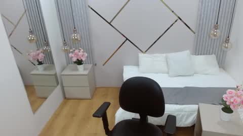 Paris online show from 13, 2, 2025