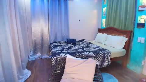 bombshelllaurax online show from 30, 4, 2026