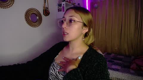 Snapshot of bonny_clyde_xx_ chatting on 14, 12, 2024 Soffy Brooks Independent model online show from 14, 12, 2024