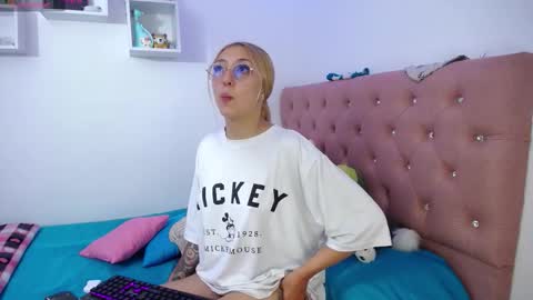 Snapshot of bonny_clyde_xx_ chatting on 28, 10, 2025 Soffy Brooks Independent model online show from 28, 10, 2025