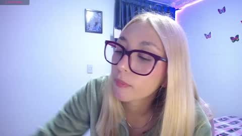 Soffy Brooks Independent model online show from 18, 4, 2026