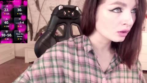 Snapshot of britneybarker chatting on 12, 11, 2025 britneybarker online show from 12, 11, 2025