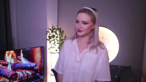 Snapshot of brunaalcorn chatting on 4, 12, 2025 Doris online show from 4, 12, 2025