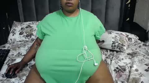 Snapshot of bustyqueenx25 chatting on 13, 11, 2025 bustyqueenx25 online show from 13, 11, 2025