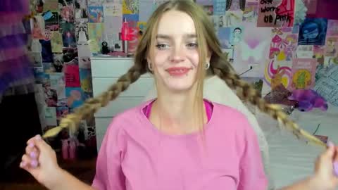 Snapshot of caaandy_girl chatting on 18, 9, 2025 Emily  online show from 18, 9, 2025