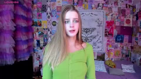 Snapshot of caaandy_girl chatting on 17, 10, 2025 Emily  online show from 17, 10, 2025