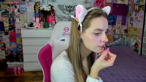 Snapshot of caaandy_girl chatting on 28, 10, 2025 Emily  online show from 28, 10, 2025