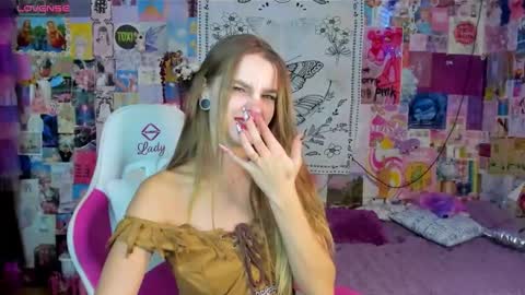 Snapshot of caaandy_girl chatting on 30, 10, 2025 Emily  online show from 30, 10, 2025