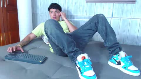 Snapshot of calvin913 chatting on 11, 11, 2025 calvin913 online show from 11, 11, 2025