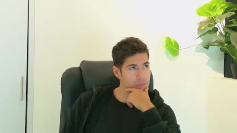 Snapshot of camara110 chatting on 4, 11, 2025 camara110 online show from 4, 11, 2025