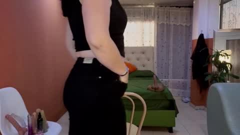 Snapshot of camil_milfdream chatting on 1, 11, 2025 Camil online show from 1, 11, 2025