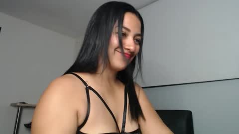 Snapshot of camilaaoficial chatting on 17, 12, 2025 Camila online show from 17, 12, 2025