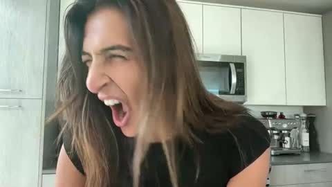 Snapshot of camiliakxoxo chatting on 16, 11, 2025 camiliakxoxo online show from 16, 11, 2025