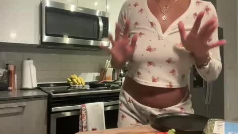 Snapshot of camiliakxoxo chatting on 18, 11, 2025 camiliakxoxo online show from 18, 11, 2025