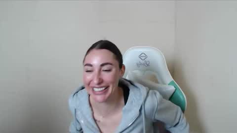 Snapshot of cammila_horn chatting on 22, 10, 2025 cammila horn online show from 22, 10, 2025