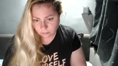 Snapshot of candycream74 chatting on 19, 2, 2025 Laura online show from 19, 2, 2025