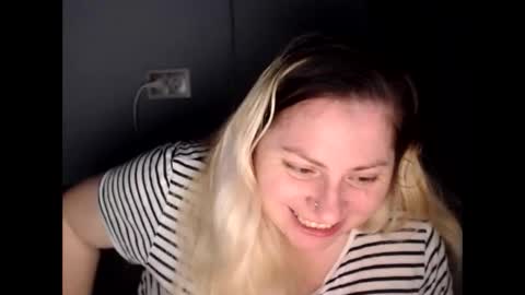 Snapshot of candycream74 chatting on 28, 11, 2025 Laura online show from 28, 11, 2025