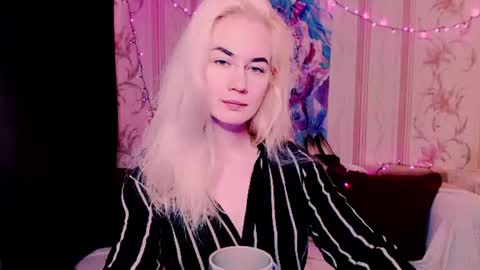 Snapshot of carinfox chatting on 12, 6, 2026 Carin online show from 12, 6, 2026