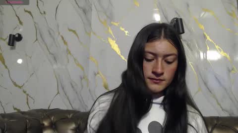 Snapshot of caritoluna_ chatting on 10, 11, 2025 Carito online show from 10, 11, 2025