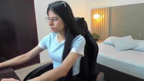 Snapshot of carlina_15 chatting on 9, 9, 2025 C A R L I N A online show from 9, 9, 2025