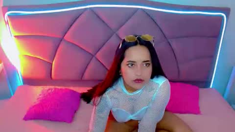 Snapshot of carolaine01 chatting on 13, 11, 2025 Carolaine01 online show from 13, 11, 2025