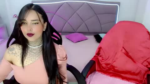 Snapshot of carolaine01 chatting on 18, 12, 2025 Carolaine01 online show from 18, 12, 2025