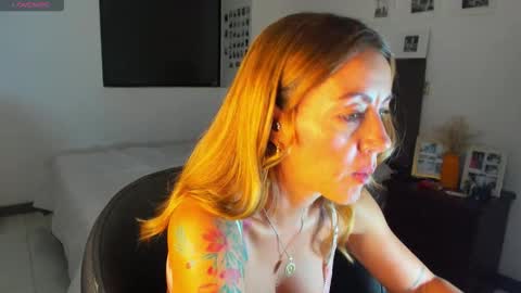 carolina_zaens online show from 3, 12, 2025