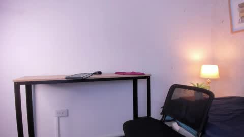 Snapshot of caroline_dh chatting on 23, 4, 2026 Caroline online show from 23, 4, 2026