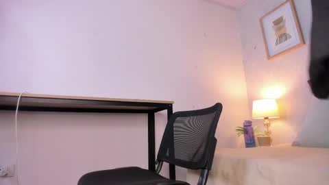 Snapshot of caroline_dh chatting on 13, 5, 2026 Caroline online show from 13, 5, 2026