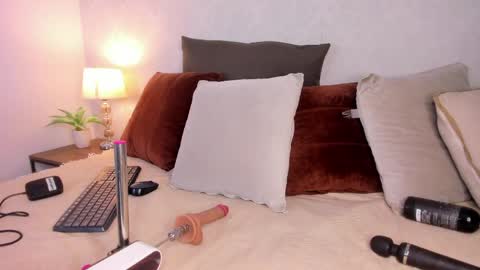 Snapshot of caroline_dh chatting on 19, 5, 2026 Caroline online show from 19, 5, 2026