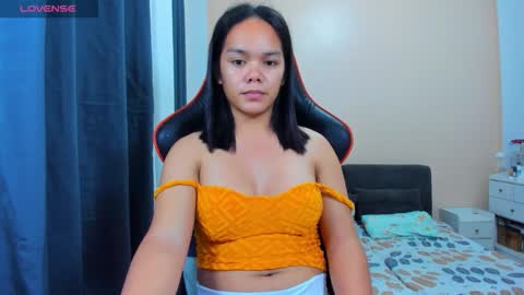 Snapshot of caroline_east chatting on 14, 11, 2025 caroline_east online show from 14, 11, 2025