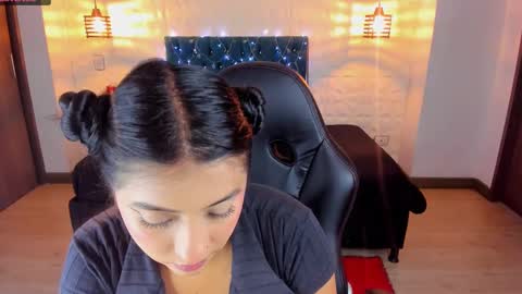 Caroline Scoth online show from 1, 2, 2025