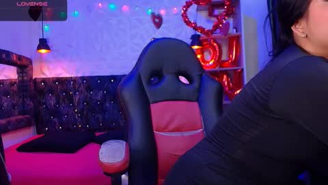 Caroline Scoth online show from 2, 3, 2025