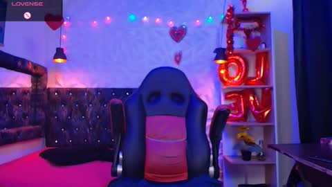 Caroline Scoth online show from 12, 3, 2025