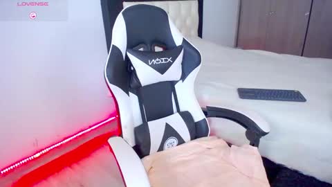 Snapshot of carolinnefiotti chatting on 2, 11, 2025 CarolinneFiotti online show from 2, 11, 2025