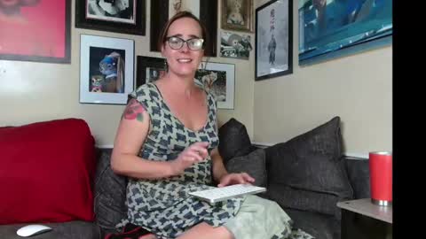 Snapshot of cecilysaintclaire chatting on 2, 10, 2025 Cecily Saint Claire online show from 2, 10, 2025