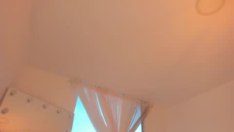 Snapshot of celia_dubois chatting on 10, 9, 2025 Ari online show from 10, 9, 2025