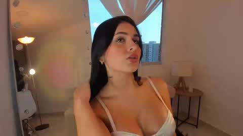 Snapshot of celia_dubois chatting on 23, 9, 2025 Ari online show from 23, 9, 2025