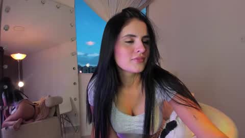 Snapshot of celia_dubois chatting on 14, 10, 2025 Ari online show from 14, 10, 2025