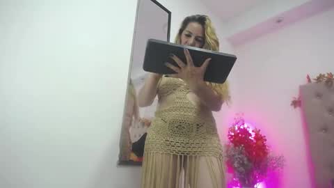 Snapshot of chalotte_grey chatting on 12, 1, 2025 Charlotte Grey online show from 12, 1, 2025