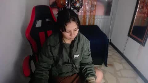 Snapshot of charis_21 chatting on 2, 11, 2025 charis 2 online show from 2, 11, 2025