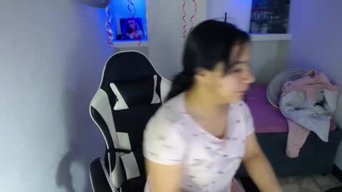 Snapshot of charis_21 chatting on 18, 11, 2025 charis 2 online show from 18, 11, 2025