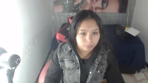 Snapshot of charis_21 chatting on 28, 11, 2025 charis 2 online show from 28, 11, 2025