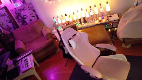 Snapshot of charli_girl chatting on 5, 1, 2025 Charli online show from 5, 1, 2025